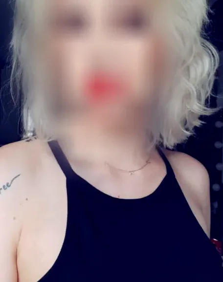 Andrea, 37